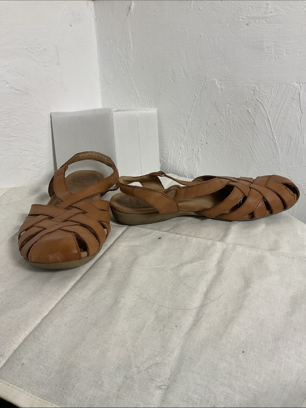 Earth Origins Berri Leather Fisherman Sandals 9.5M Tan Huarache Closed Toe Flat - Picture 5 of 10